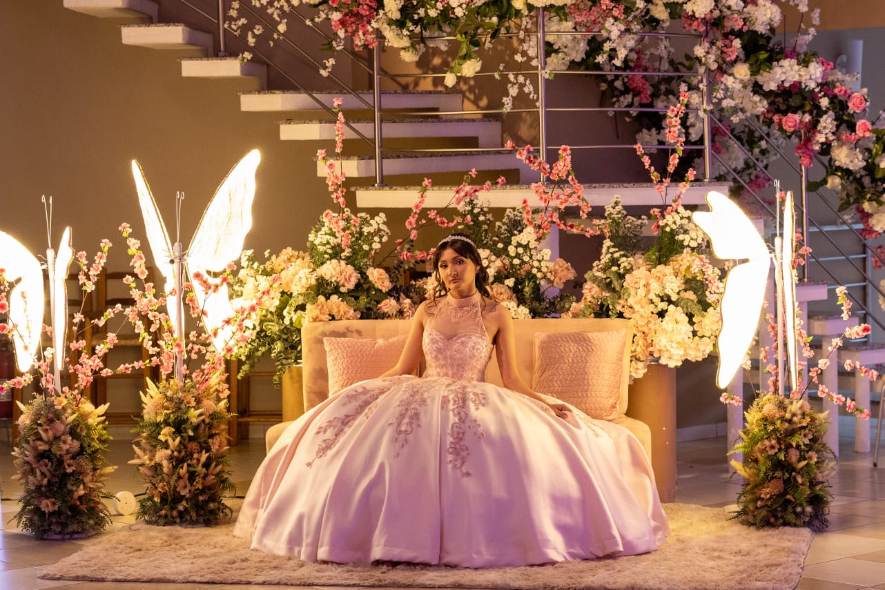 Escada decorada para entrada da debutante