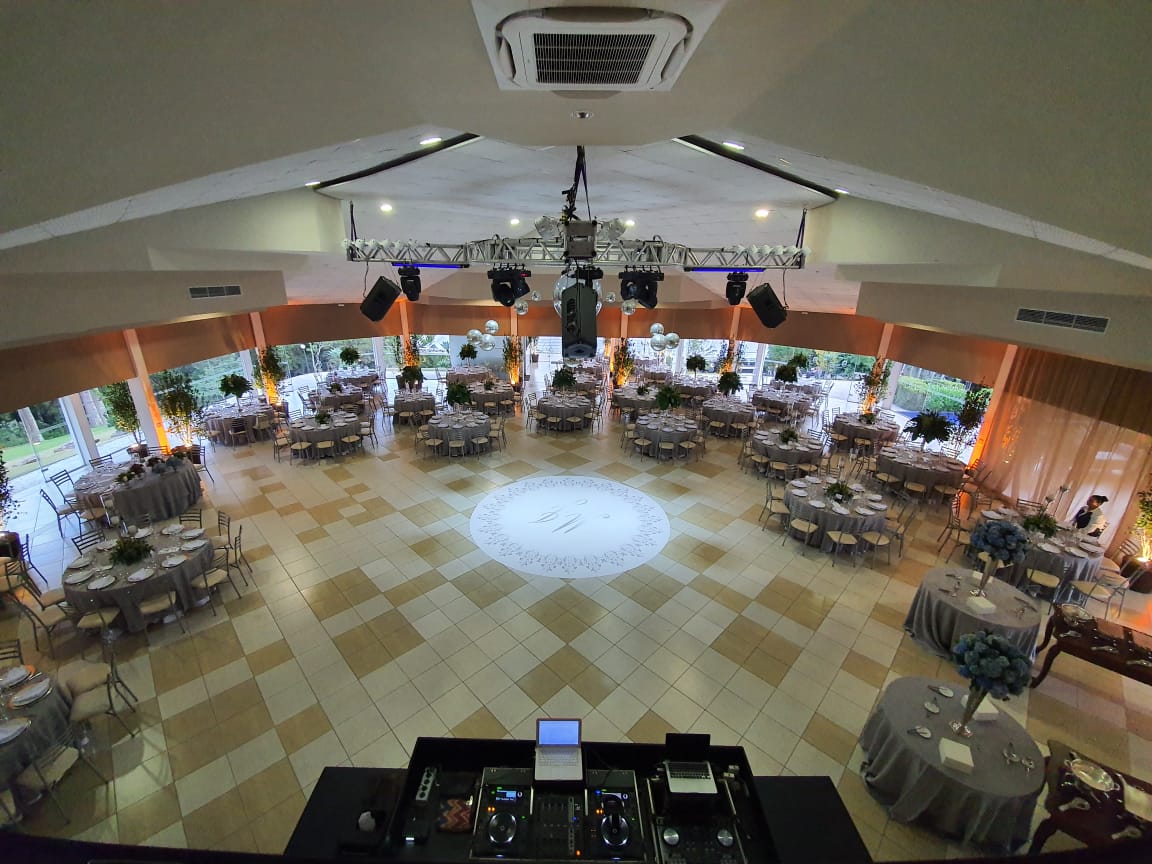 Salão interno decorado para casamento